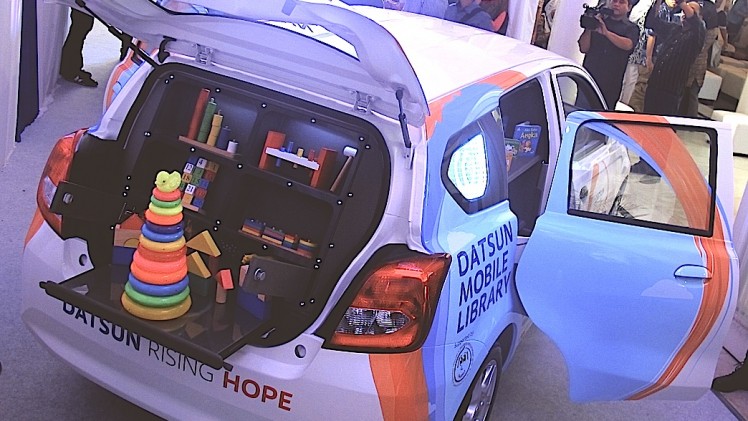 Bagasi belakang menjadi sarana kompartemen mobile library